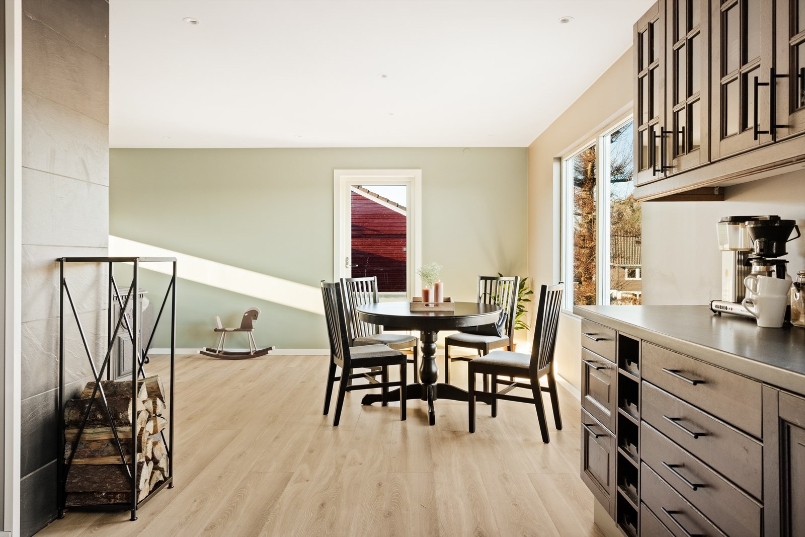 Det er også plass til en spisegruppe mellom stue og kjøkken Galleribilde