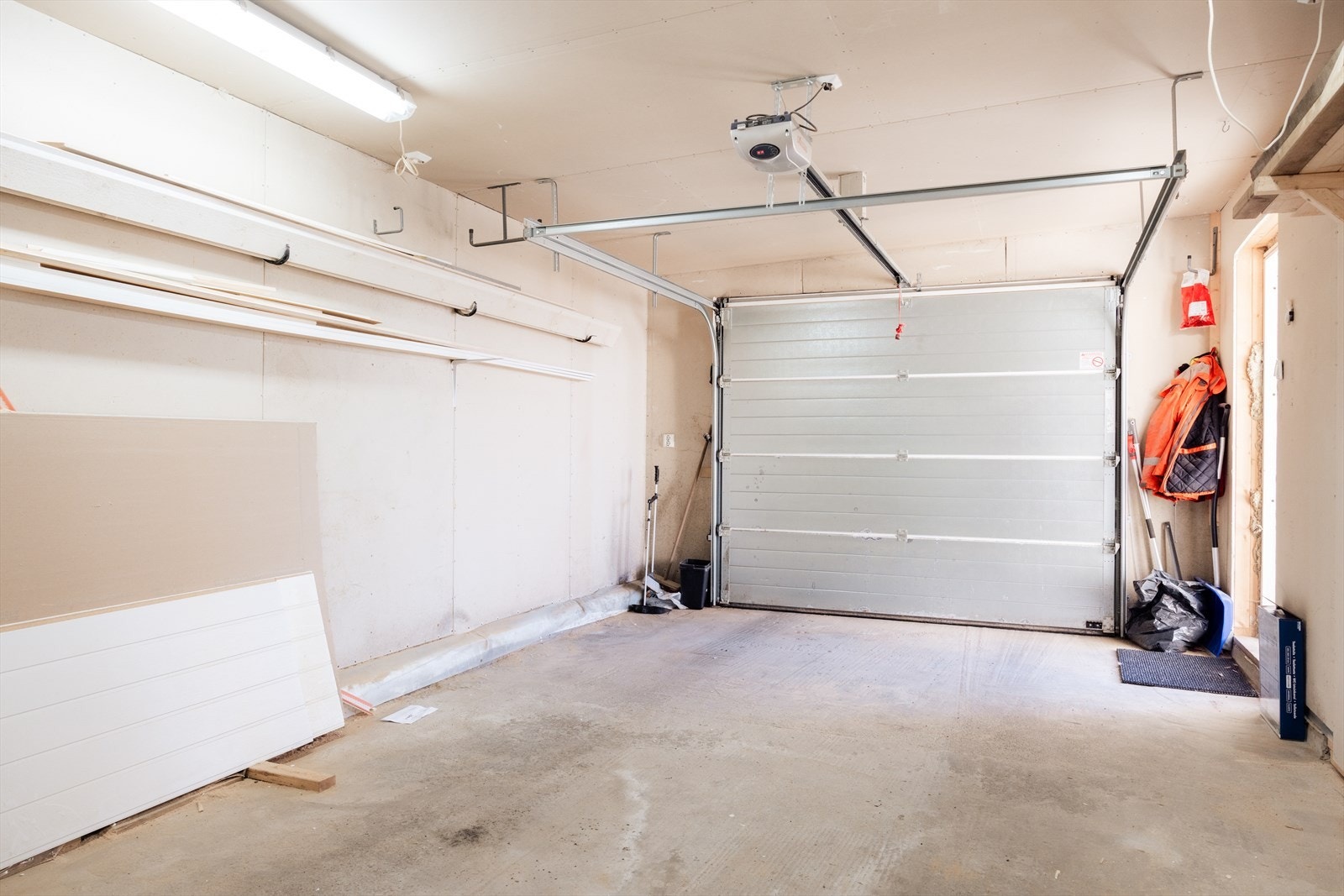 Det er god plass til parkering i egen garasje Galleribilde