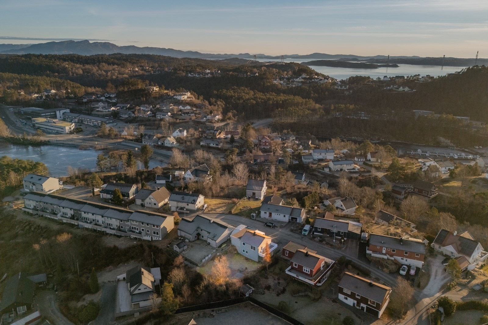 Vassneset 18 ligger i et rolig og etablert boligområde på Sagvåg, med kort vei til både natur og daglige servicetilbud Galleribilde