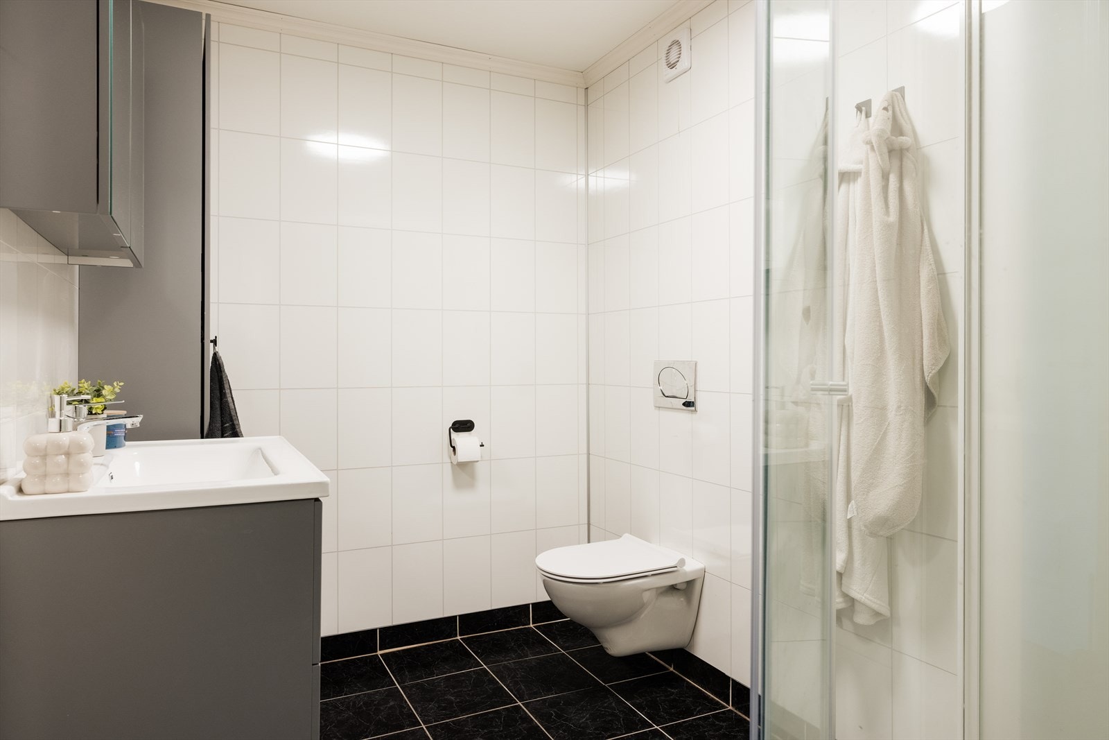 Badet ble oppgradert i 2012 og inneholder baderomsinnredning med nedfelt servant, vegghengt toalett og dusj Galleribilde