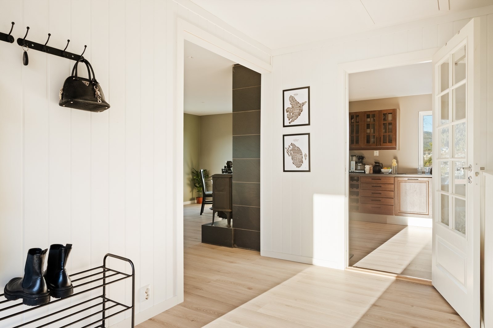 Boligen har rikelig med naturlig lysinnslipp som gir en lys og luftig atmosfære Galleribilde