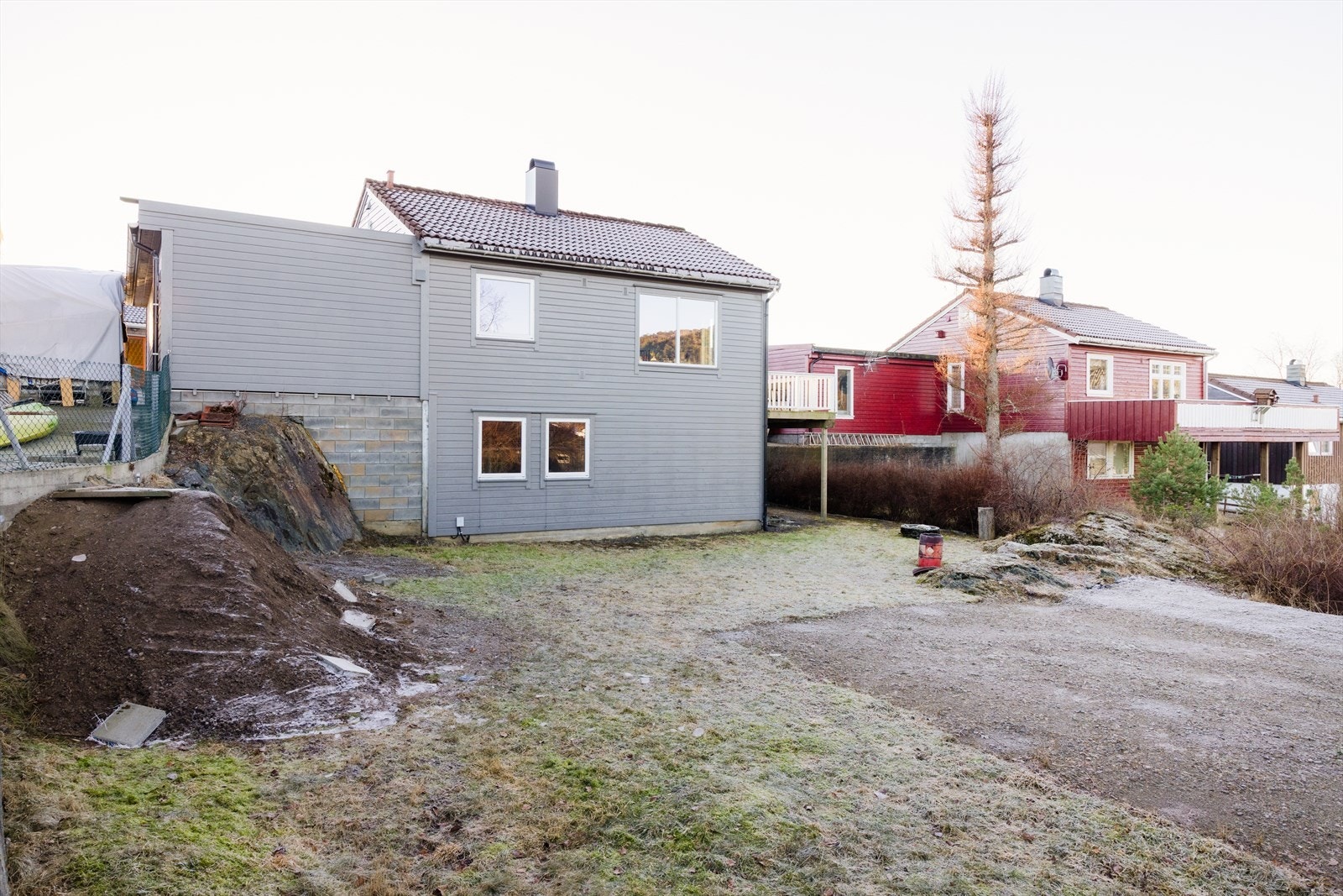 På baksiden av boligen har man en hage av god størrelse hvor både små og store kan nyte fine solskinnsdager Galleribilde