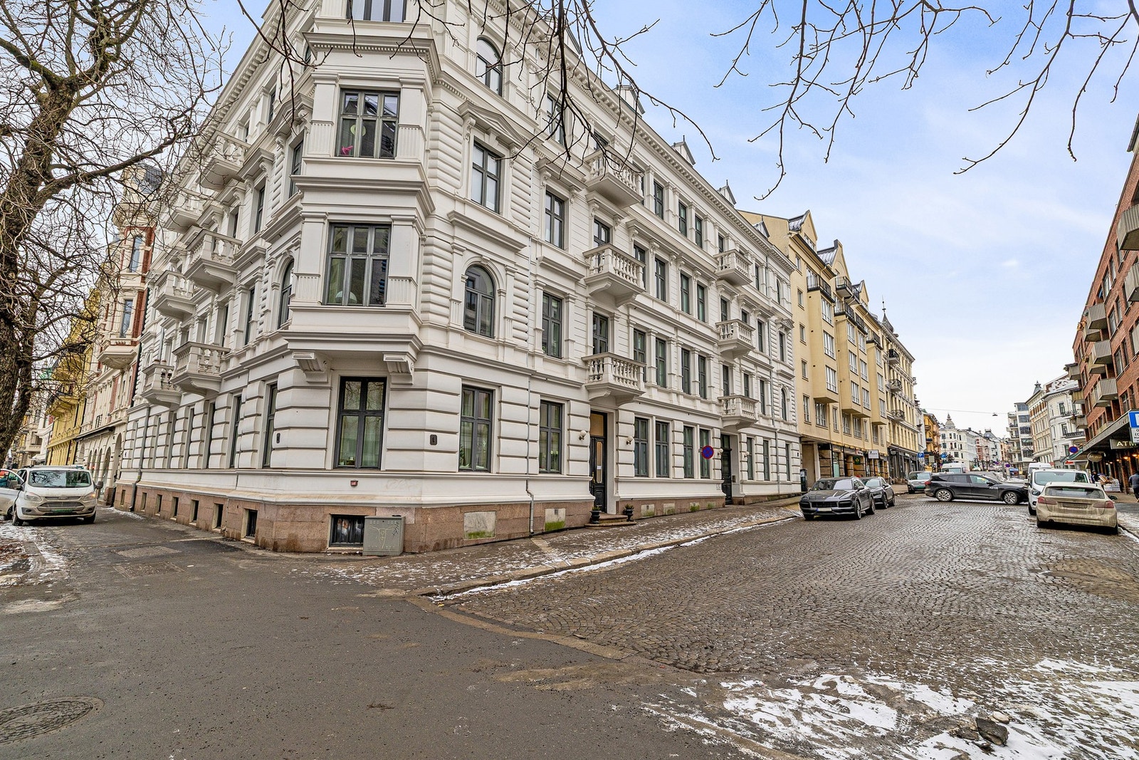 Kanskje en av de vakreste bygårdene i området; hjørnegård med erkeparti, utstrakt bruk av ornamenter og flotte balkonger. Galleribilde