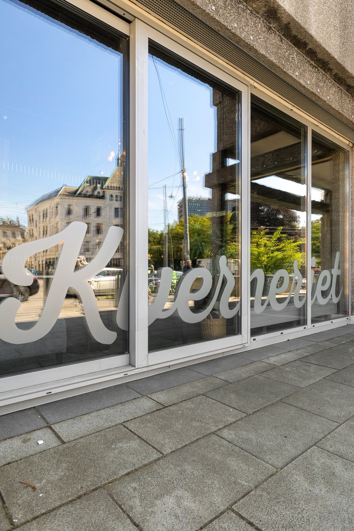 Umiddelbar nærhet til Solli Plass med bl.a Sumo, Kverneriet, populære Frenchie m.m. Galleribilde