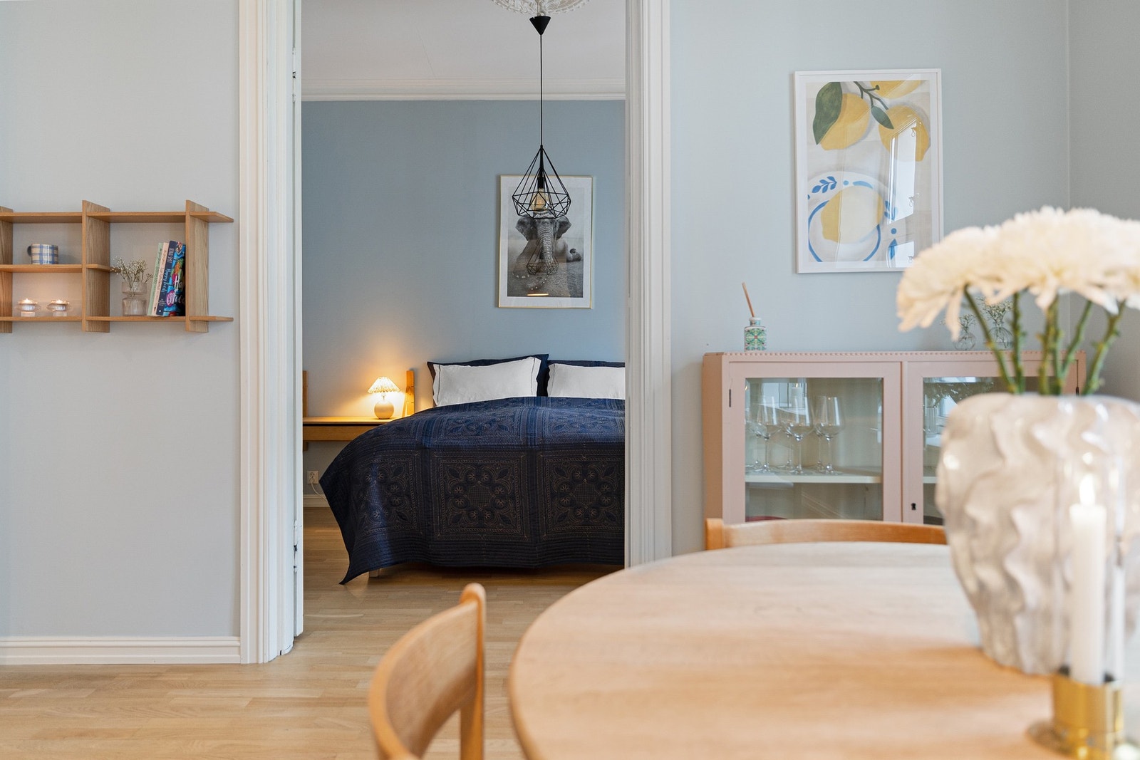 Vakre, profilerte listverk, stukkatur og taklister som ivaretar den klassiske sjarmen fra byggeåret. Galleribilde