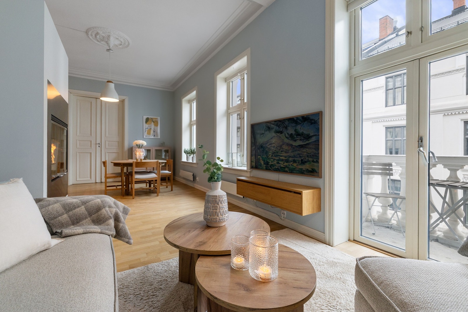 Adskilt TV-stue med doble balkongdører. Galleribilde