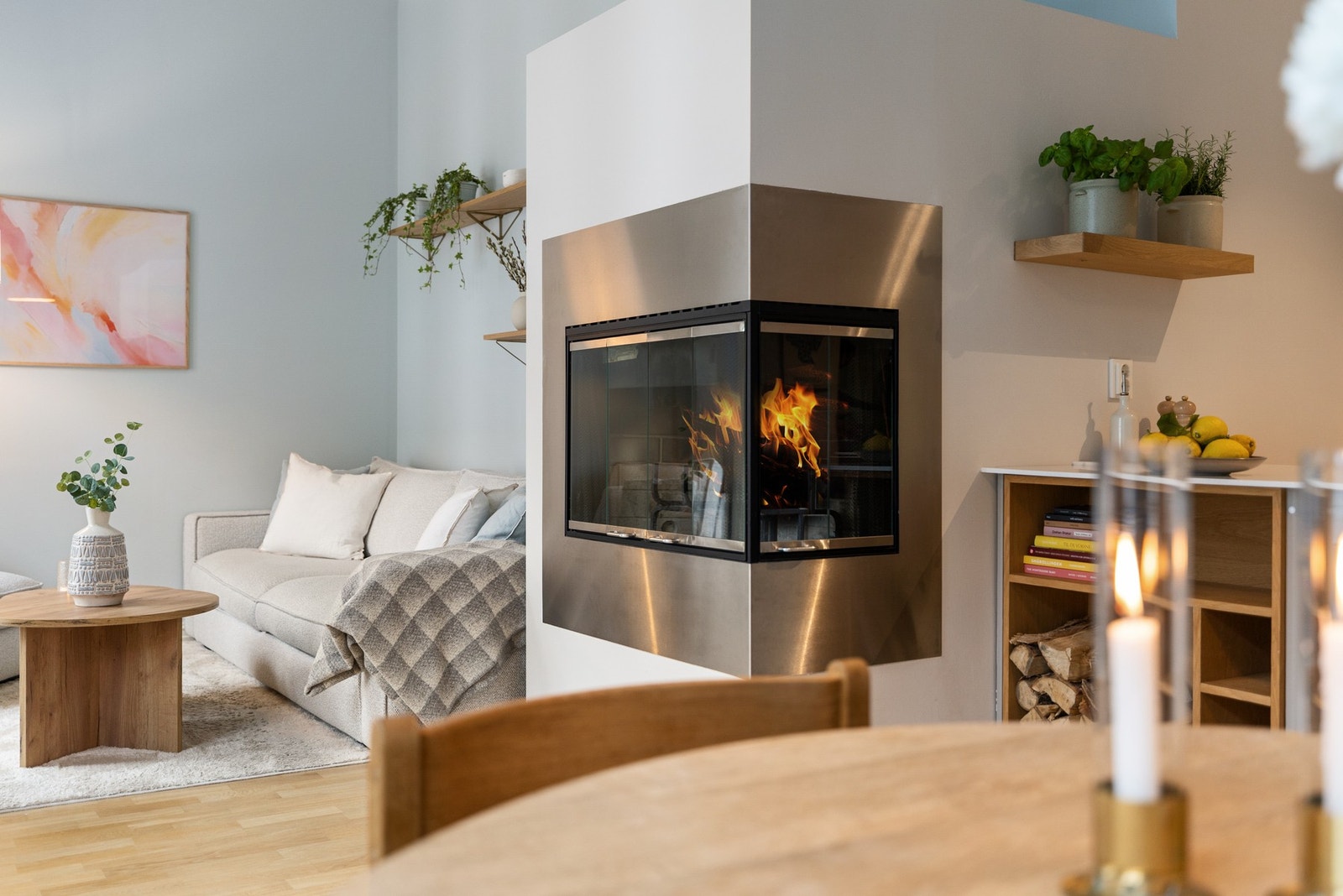 Peis med to glassfelt mot både kjøkken og stue. Galleribilde