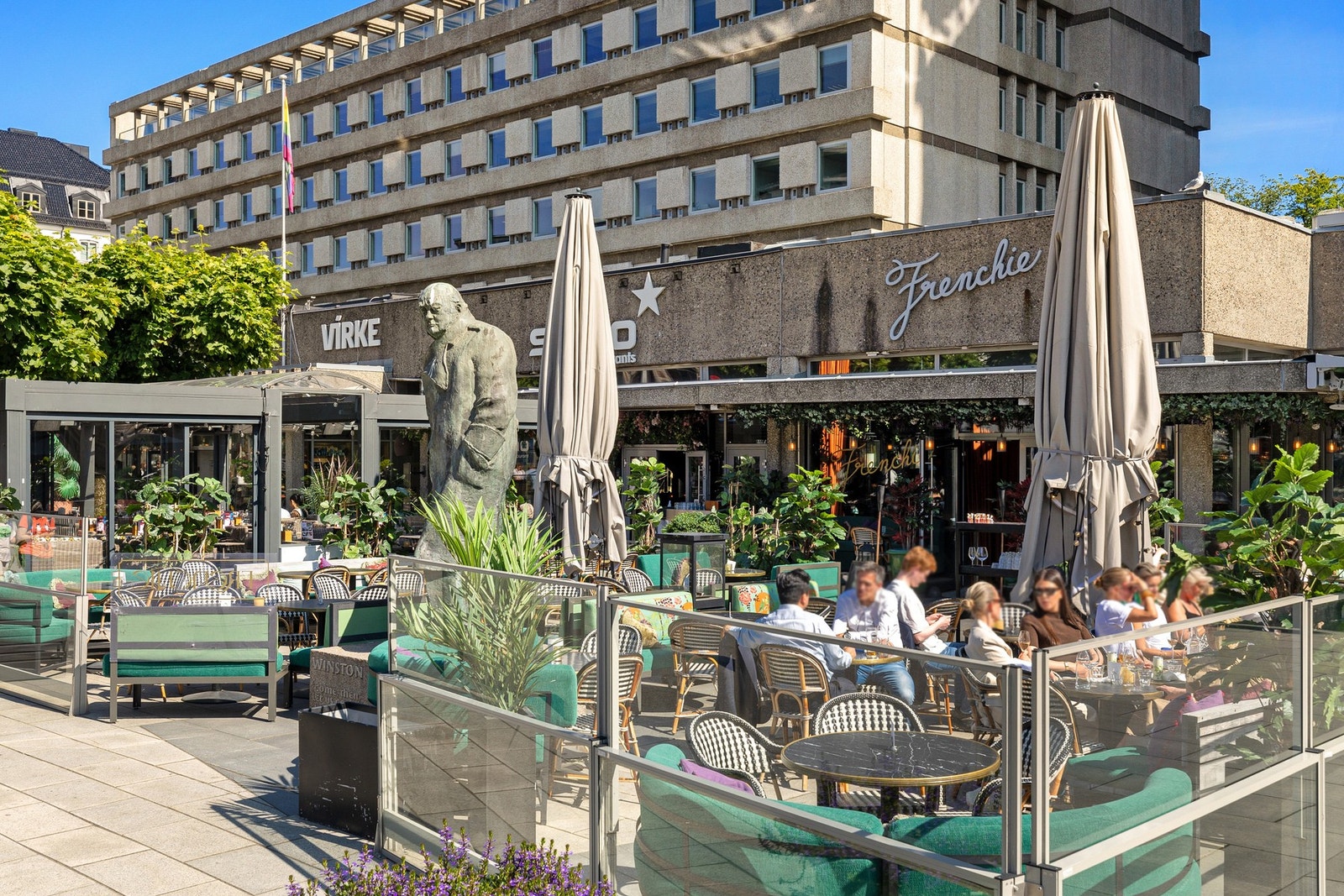 Uteservering på Solli på sommerstid. Galleribilde