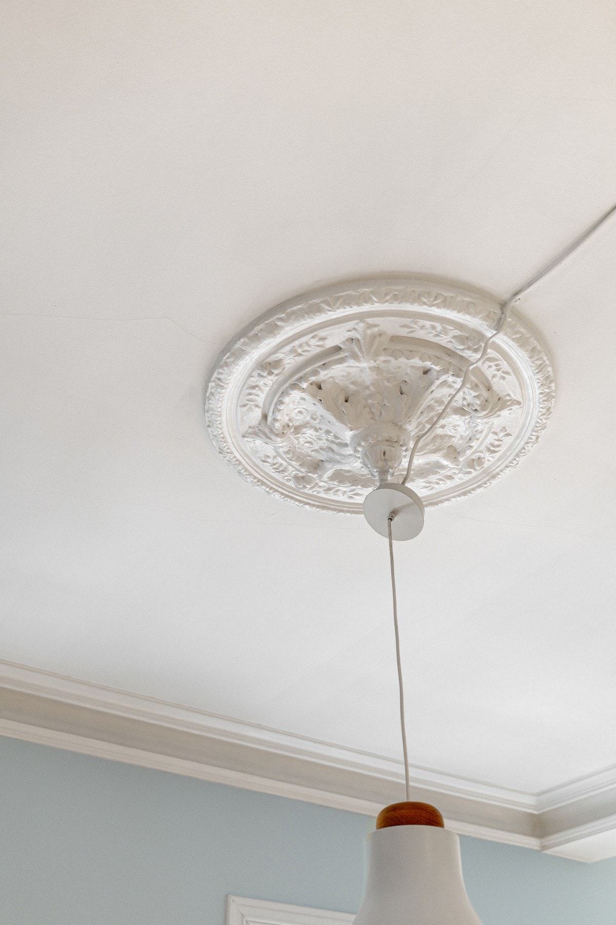 3,2 meter takhøyde, stukkatur og rosett. Galleribilde