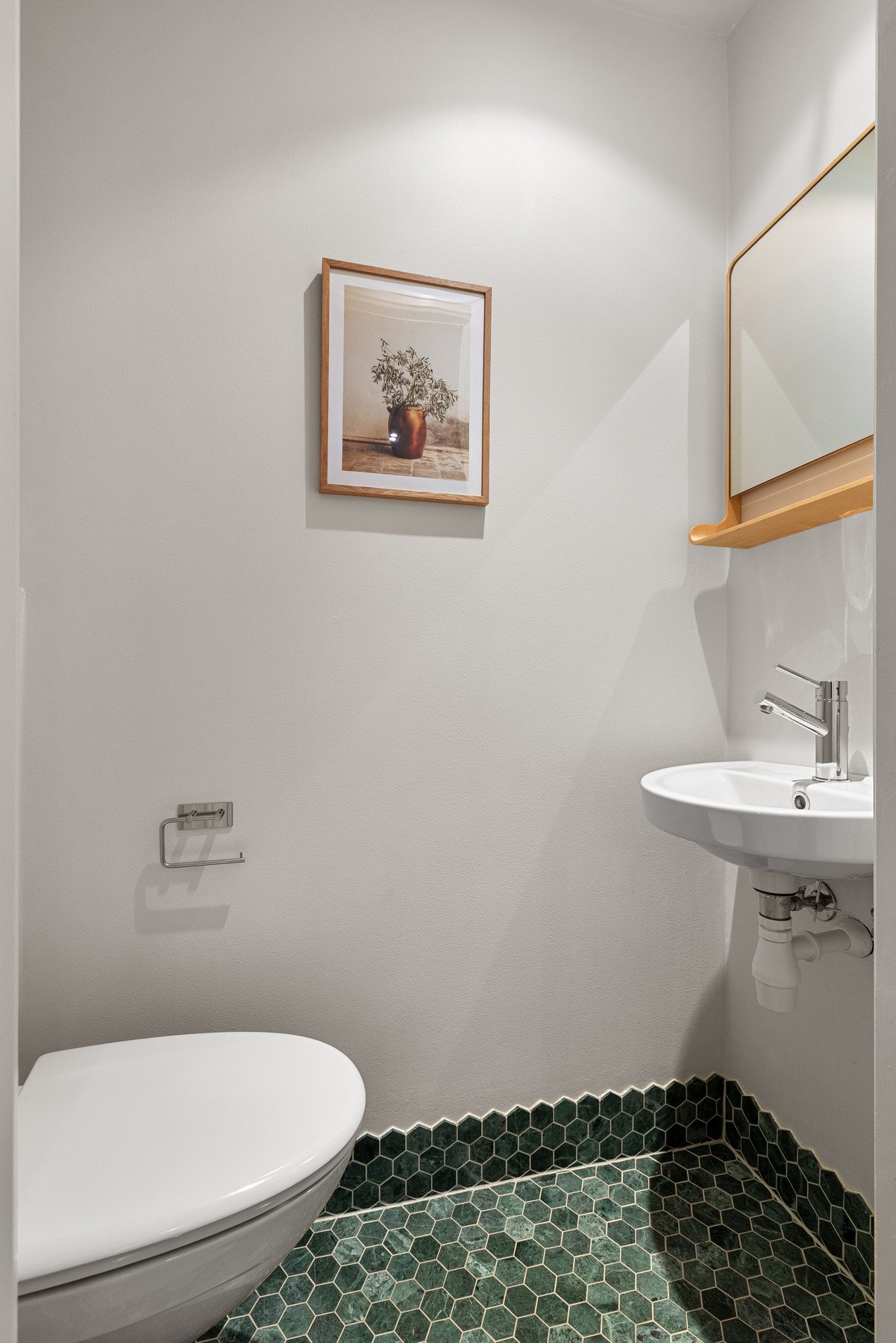 Svært praktisk separat wc med adkomst fra entré. Samme lekre fliser i grønn hexagon. Galleribilde
