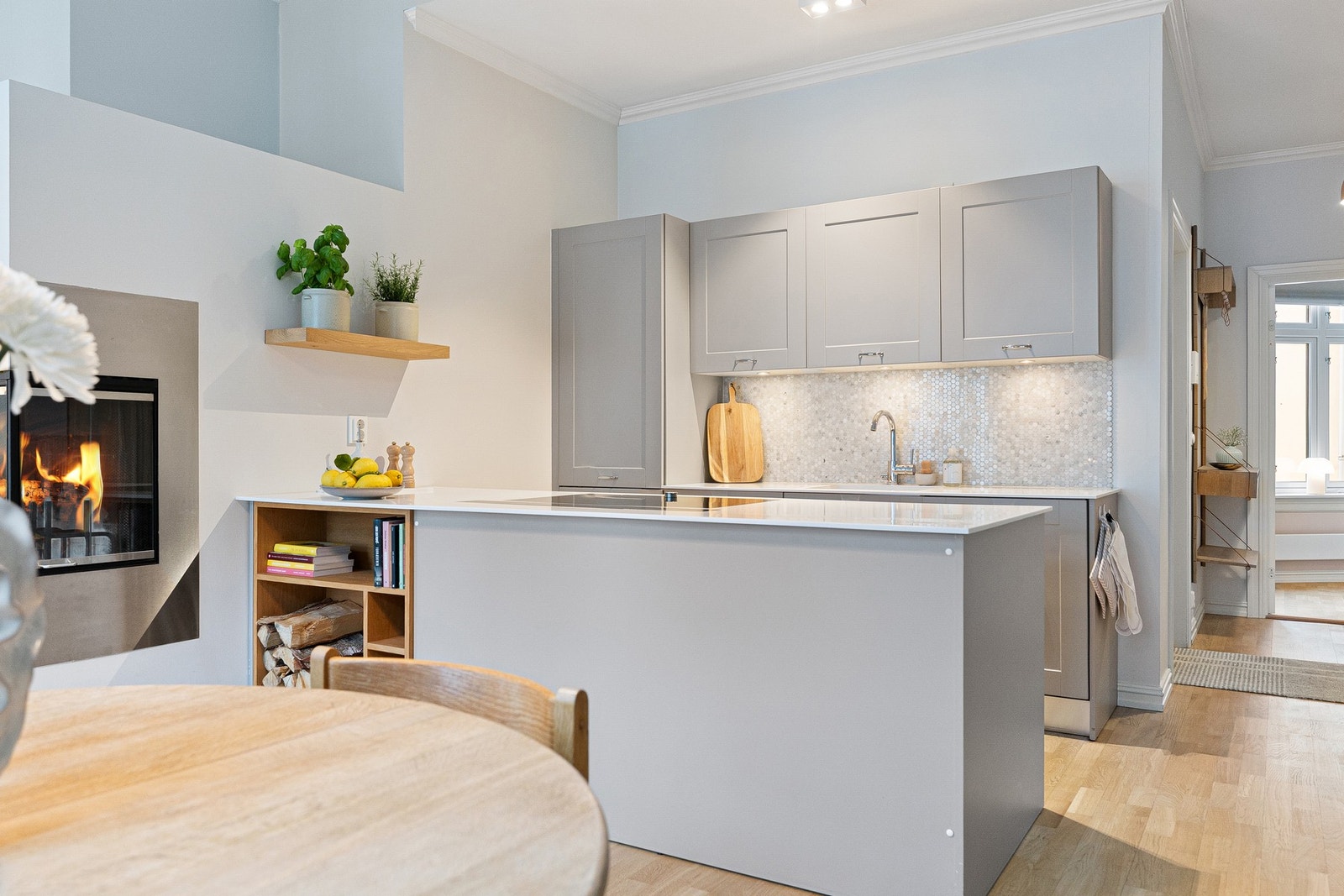 Sosial kjøkkenøy tilknyttet spisestuen. Galleribilde