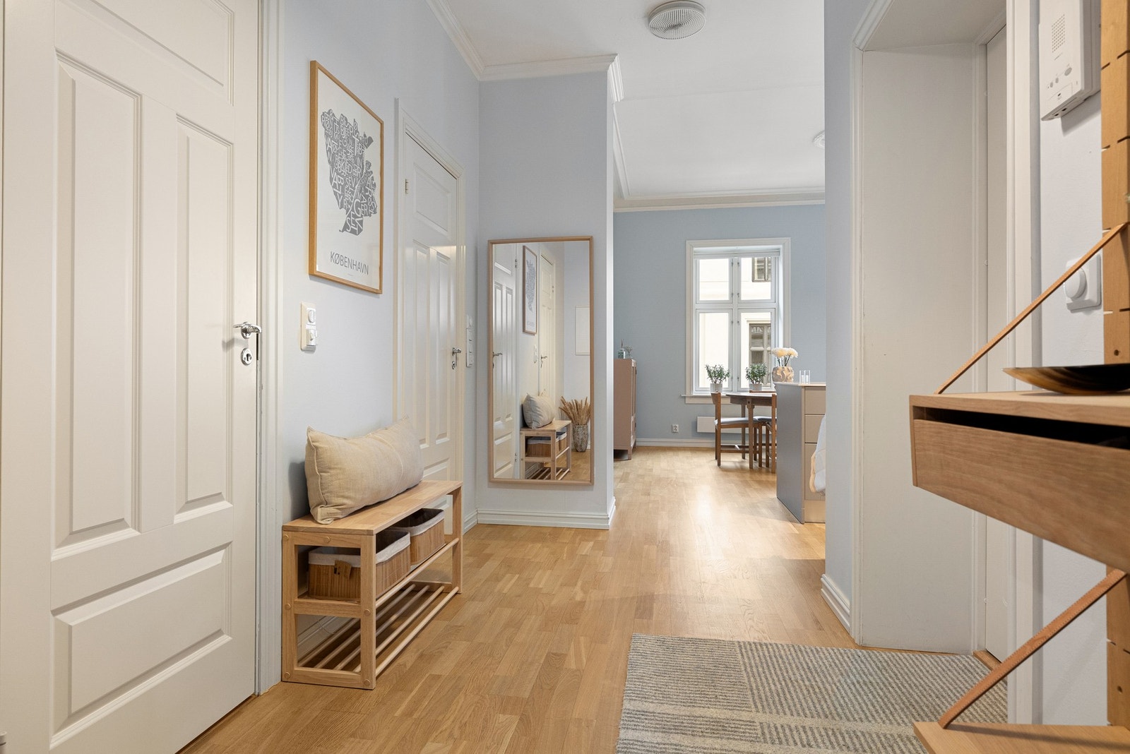 Nydelig gjennomlys i leiligheten fra to sider. Galleribilde