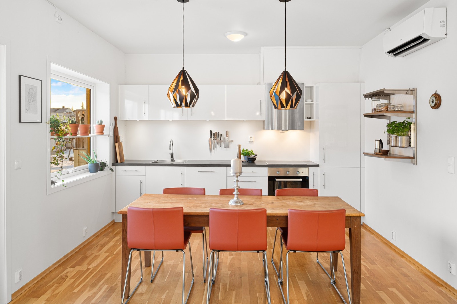 Stilrent kjøkken fra byggeår (2016) med tilstandsgrad 1 i tilstandsrapport fra takstmann. Galleribilde