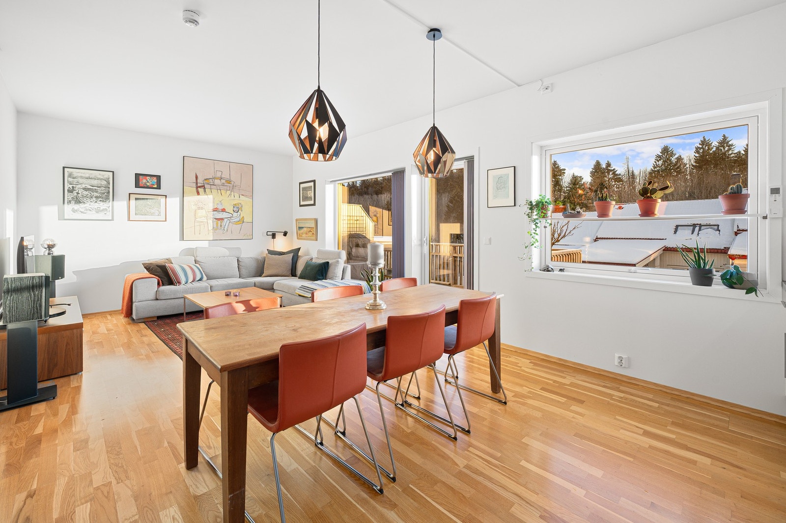 Leiligheten har en installert varmepumpe som bidrar til en jevn og behagelig temperatur hele året. Galleribilde