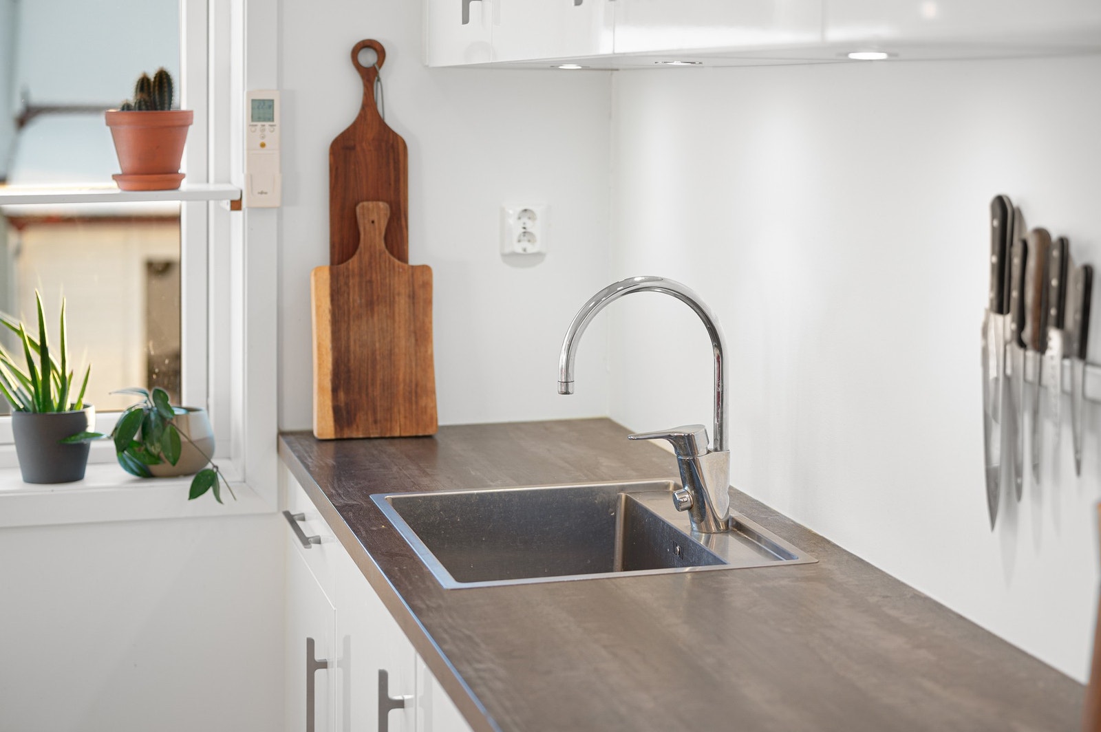 Mekanisk avtrekk via kjøkkenventilator over induksjonstoppen. Galleribilde