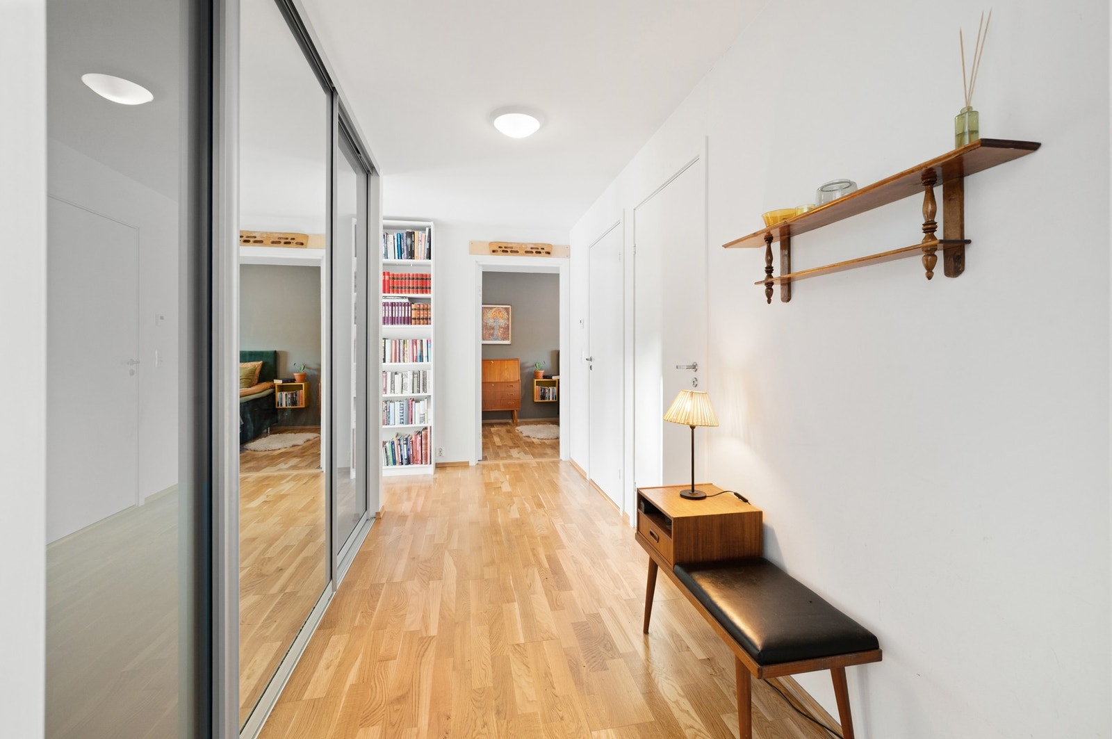 Romslig entrè på hele 10 kvadratmeter med en skyvedørsgarderobe som naturligvis medfølger handelen. Galleribilde