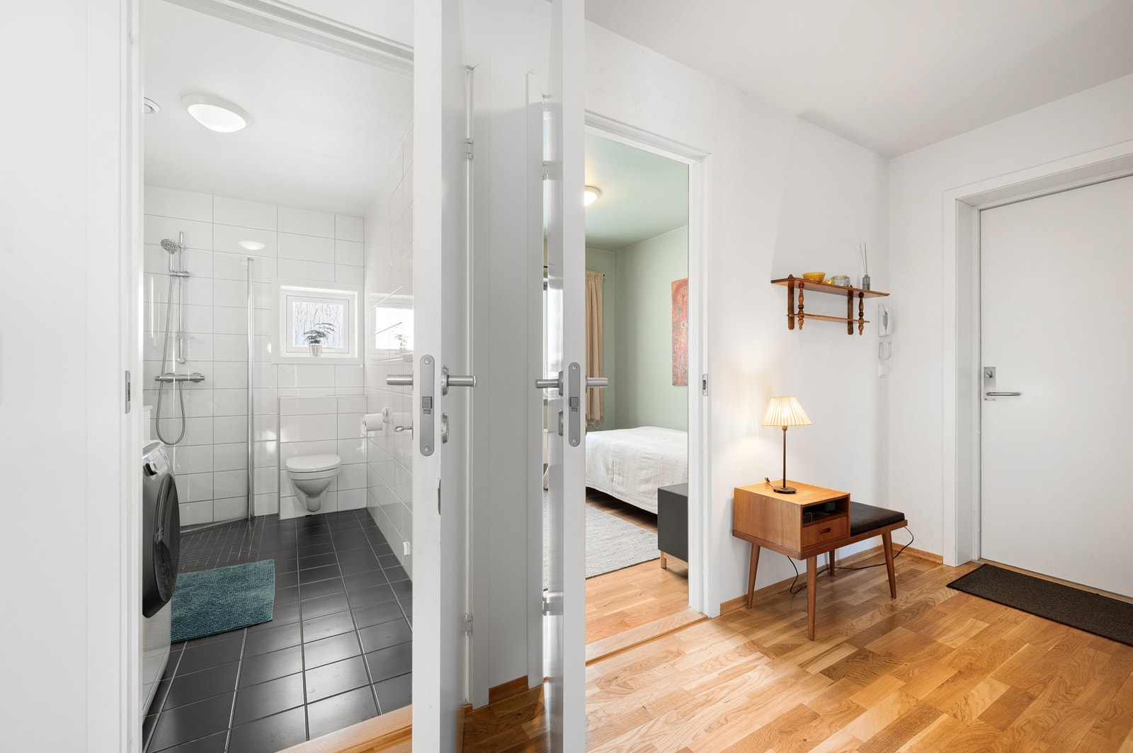 Fra inngangspartiet får man begge soverommene og baderommet inn de tre første dørene. Galleribilde