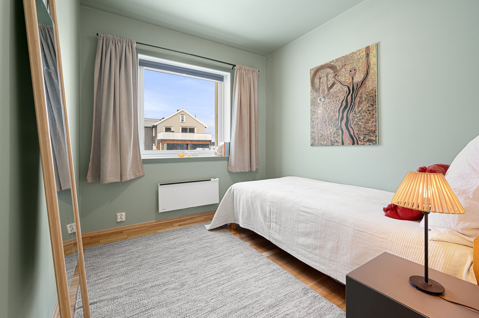 Soverom nr. 2 er på ca. 7 kvadratmeter og er av dagens eier benyttet som et gjesterom. Galleribilde