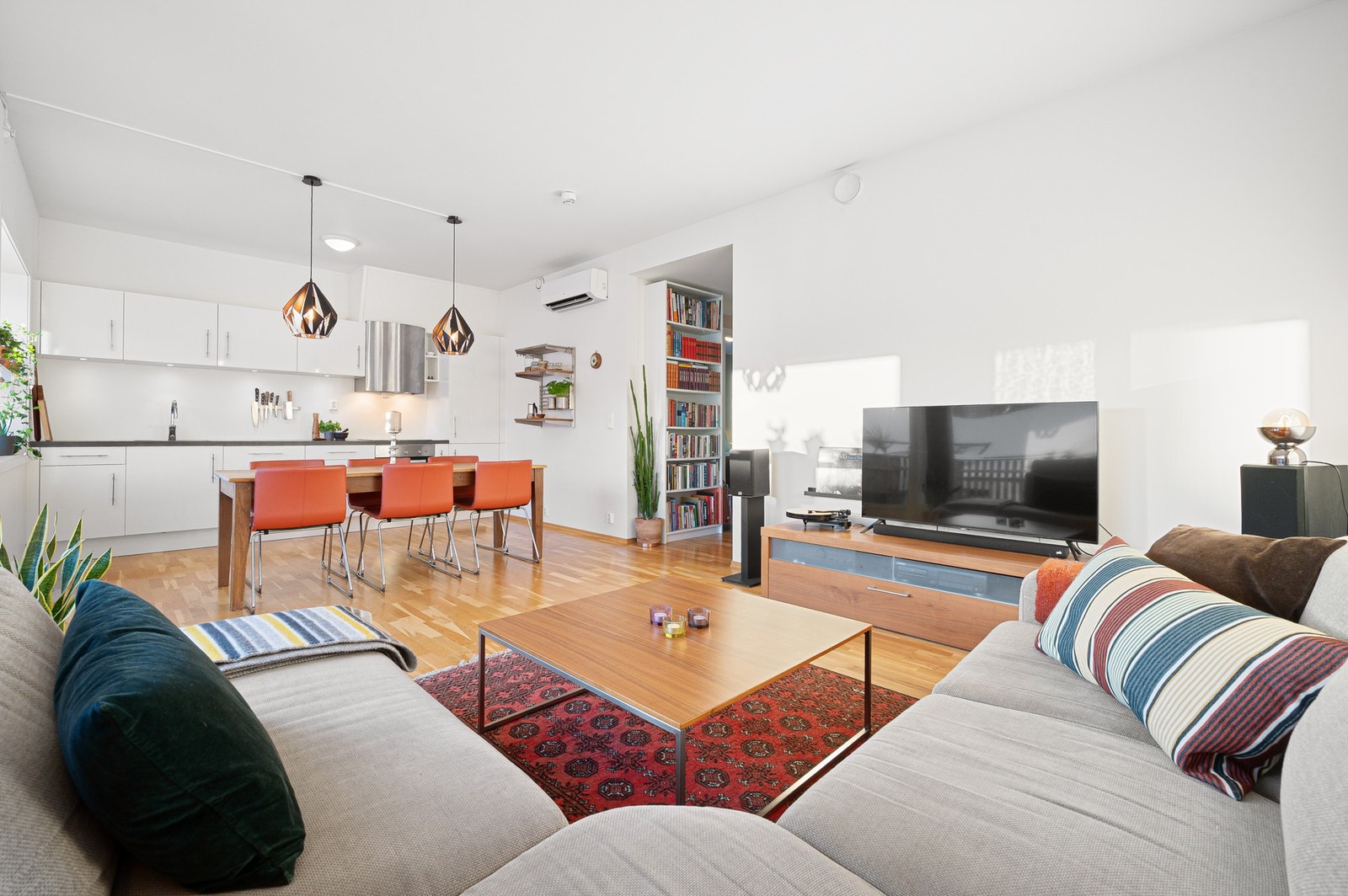 Leiligheten har en åpen løsning mellom kjøkken og stue på drøye 26 kvadratmeter. Galleribilde