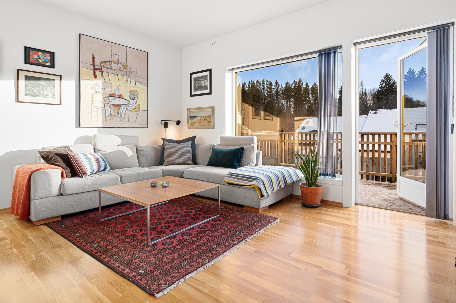 De store vindusflatene gir også rikelig med naturlig lys og dette bidrar til en flott atmosfære i hele leiligheten. Galleribilde