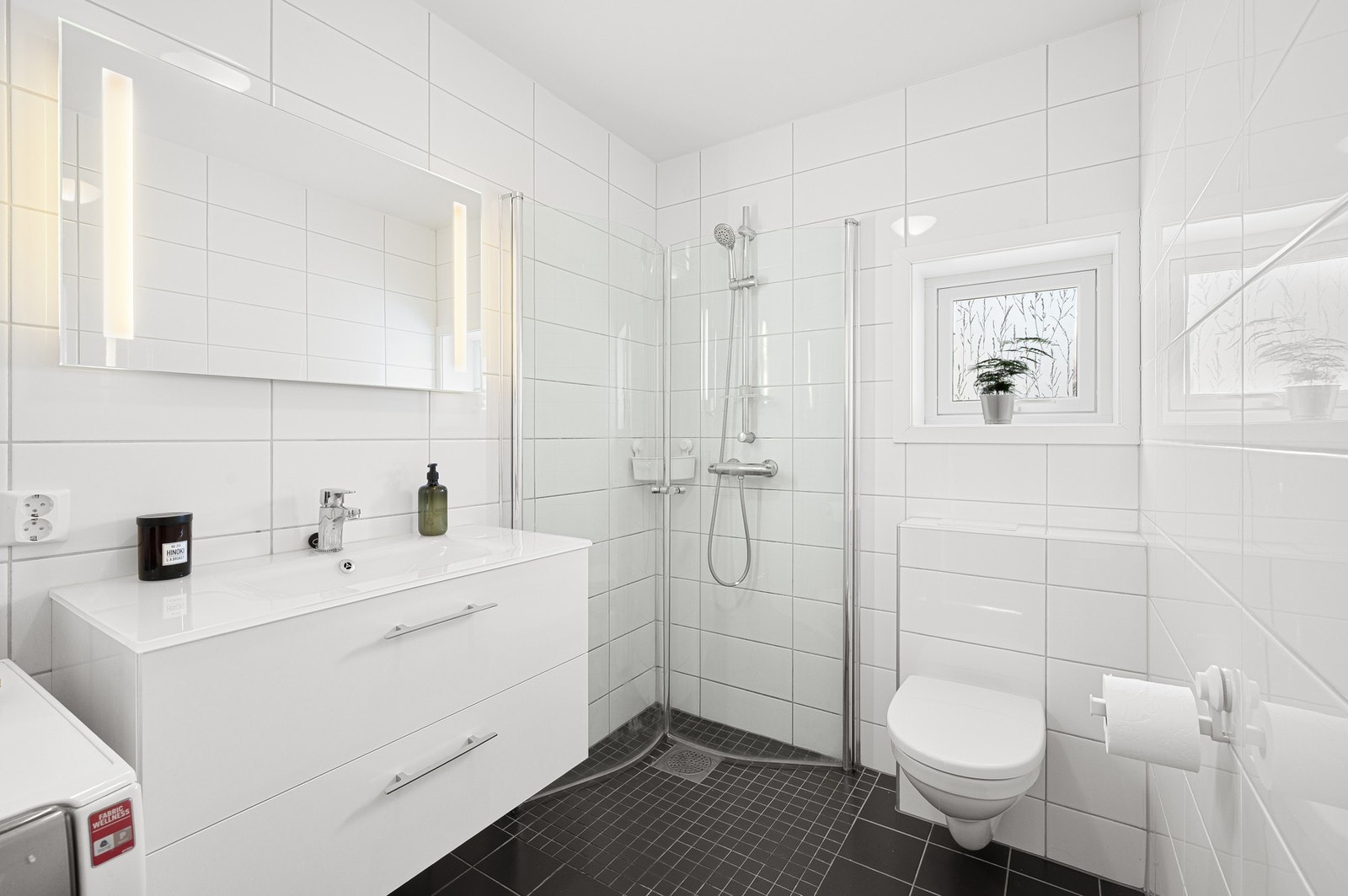 Lyst flislagt bad fra byggeår (2016) med tilstandsgrad 1 i tilstandsrapport fra takstmann. Galleribilde