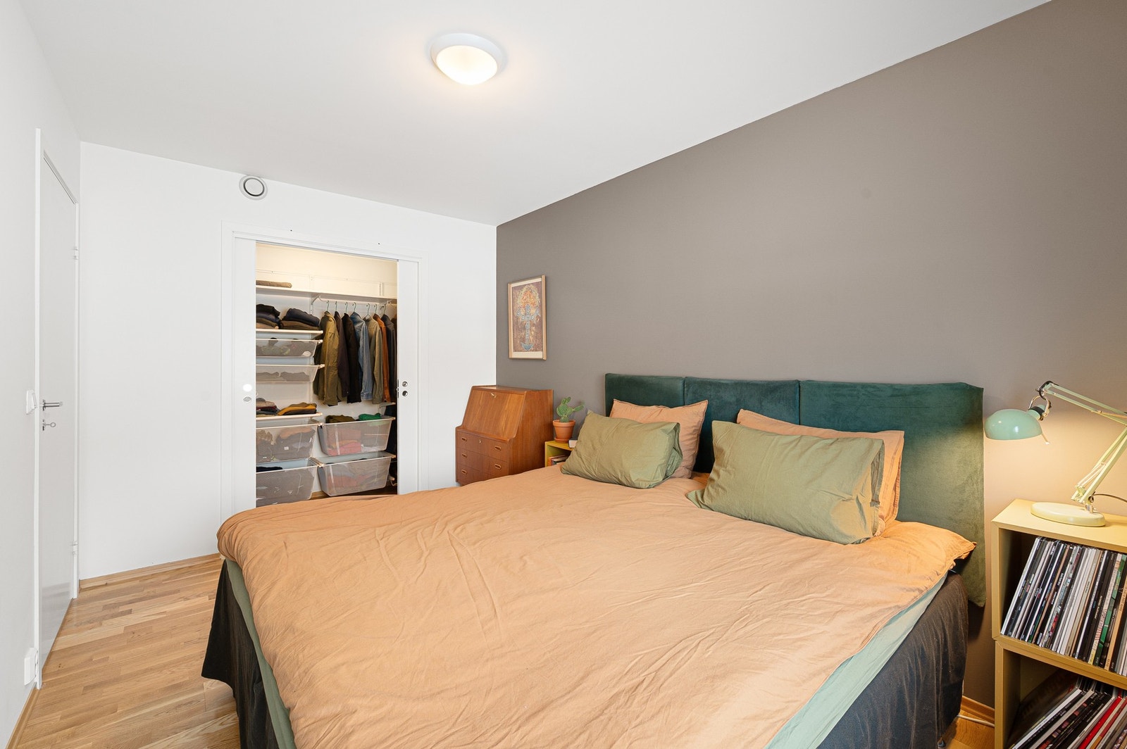 Her er det bra med plass til både dobbeltseng og nattbord. Galleribilde