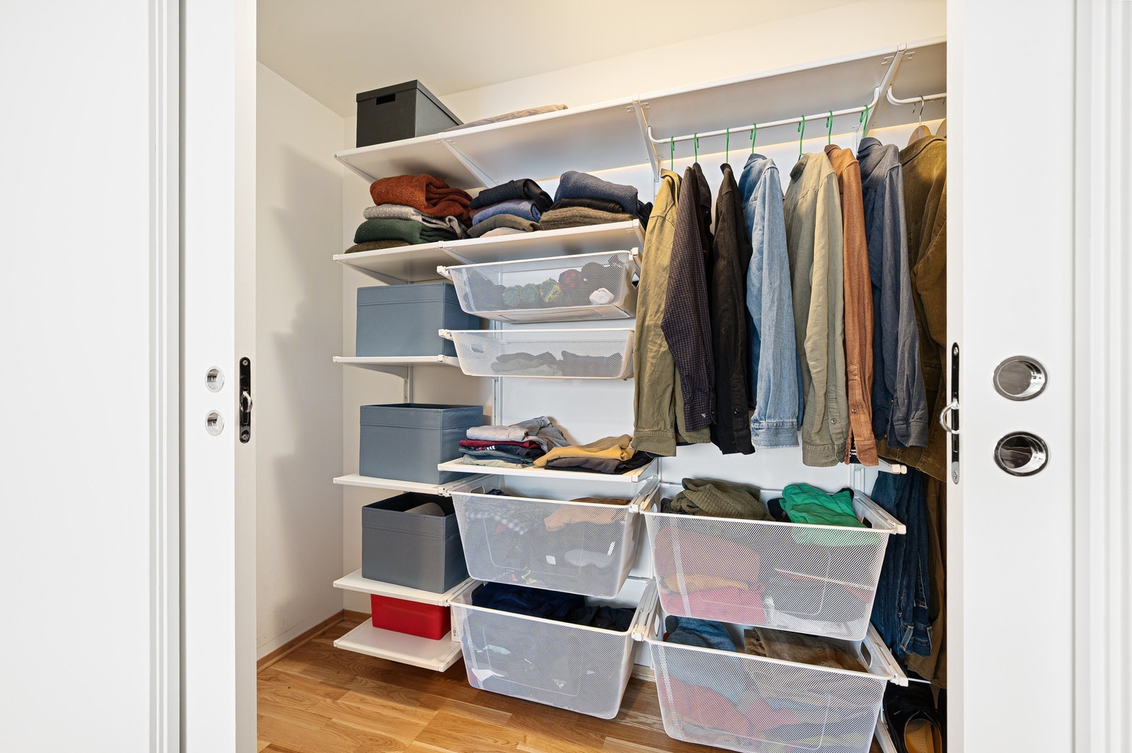 Innenfor det største soverommet finner man et walk-in closet på ca. 3 kvadratmeter. Galleribilde