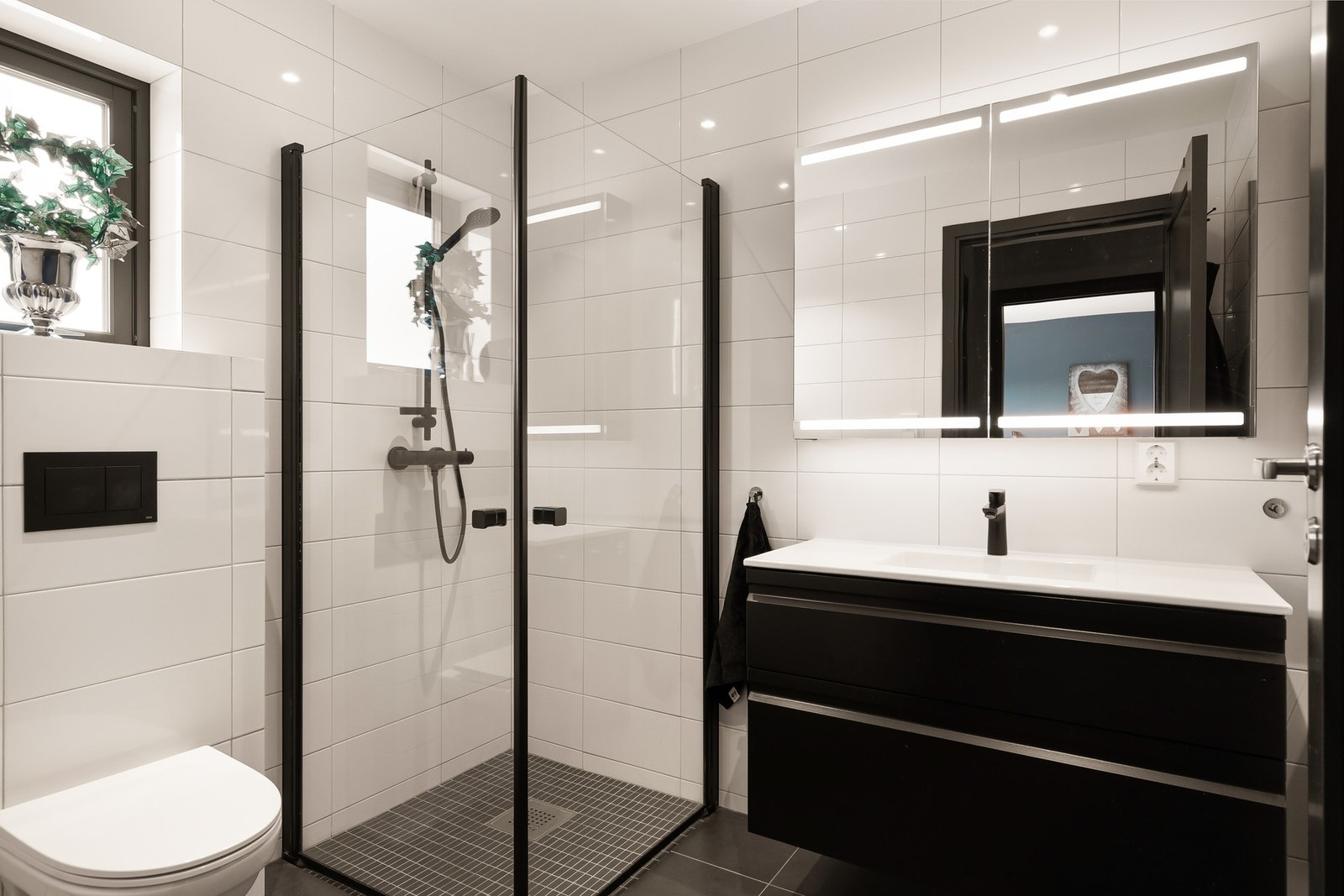 Delikat bad i andre etasje som har innredning med servant, veggmontert toalett og dusjvegger/hjørne. Galleribilde