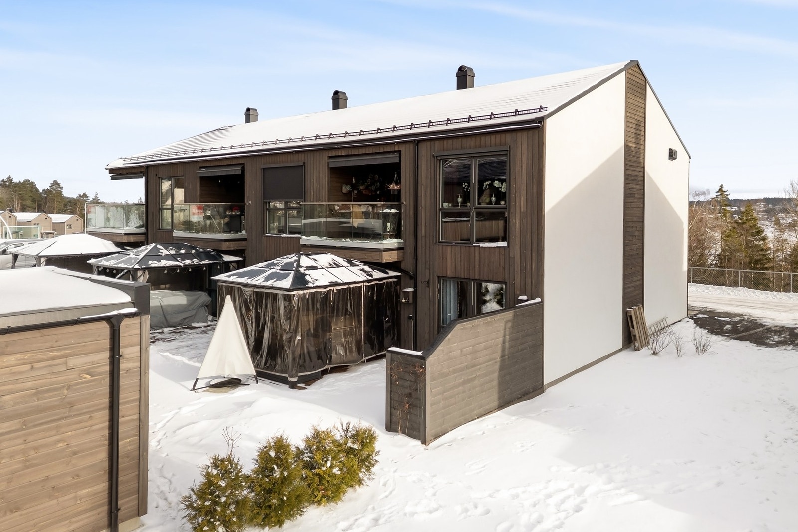 Tomten er felles og er opparbeidet med asfalterte
gårdsplasser/internveier, gressplen og terrasser. Galleribilde