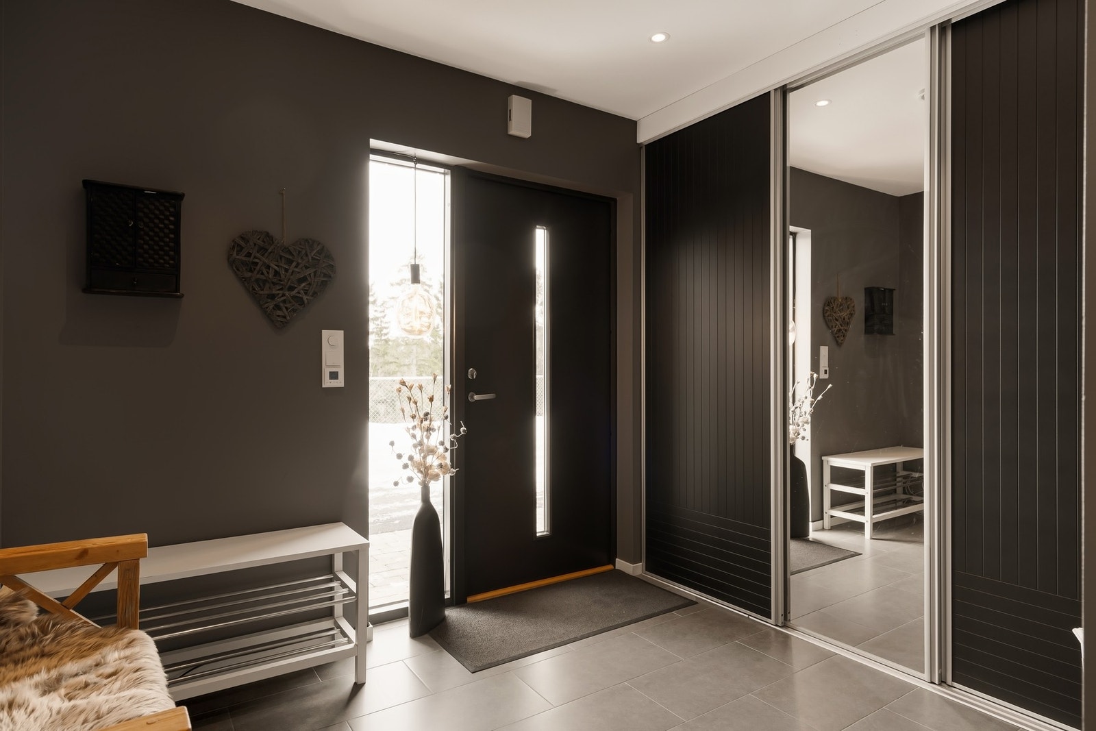 Det er montert skyvedørsgarderober i entré og soverom i 2. etasje. Galleribilde