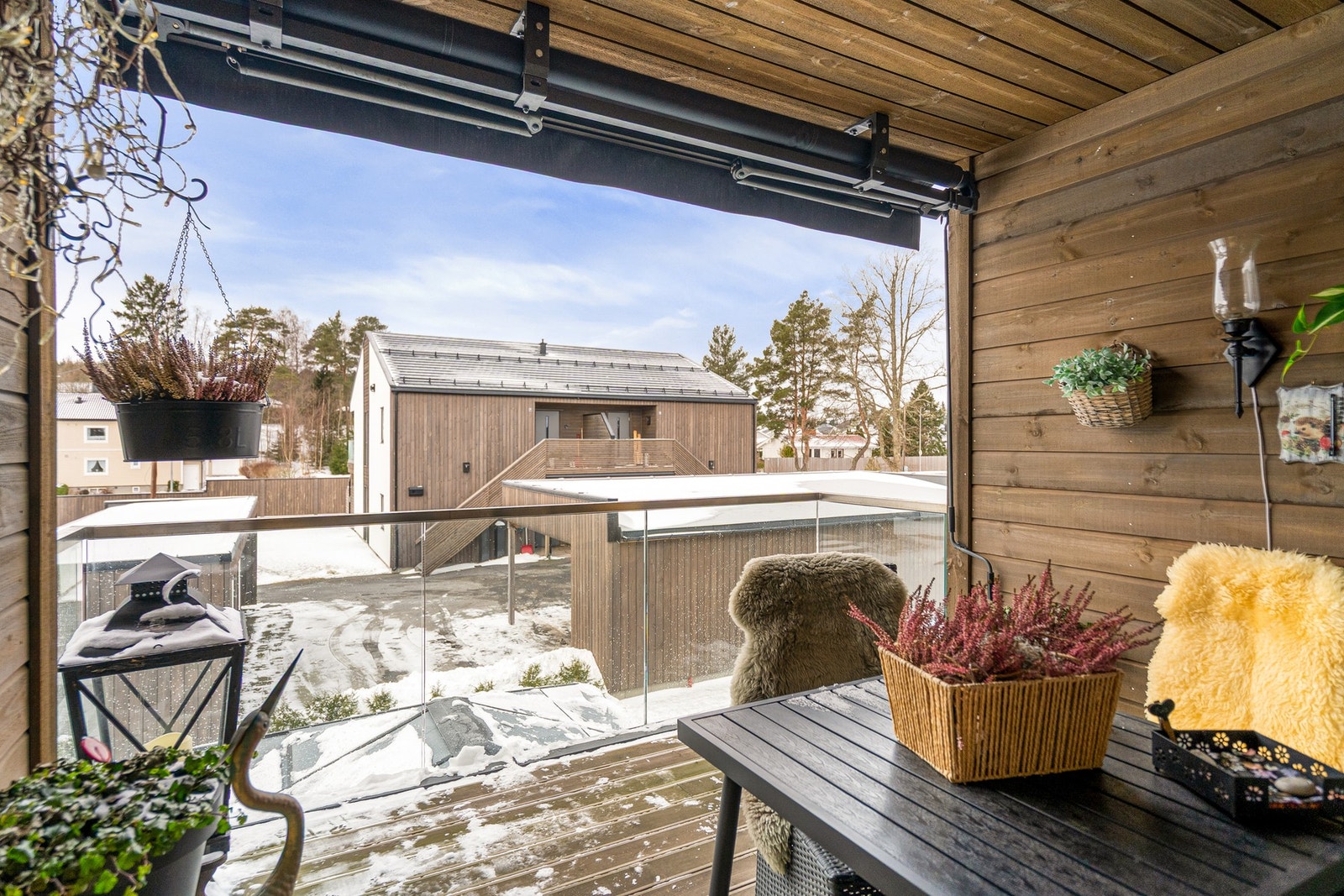 Det er markterrasse mot vest og takterrasse både mot vest og øst. Galleribilde
