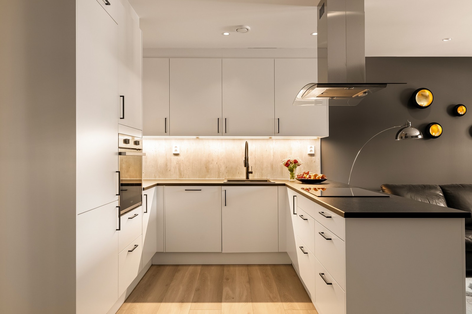 Det er kjøleskap, oppvaskmaskin, induksjonstopp,
stekeovn, vannstoppsystem og komfyrvakt. Galleribilde