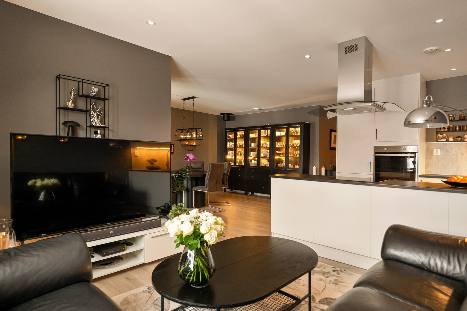 Innvendig innehar boligen en god stand med moderne overflater. Galleribilde