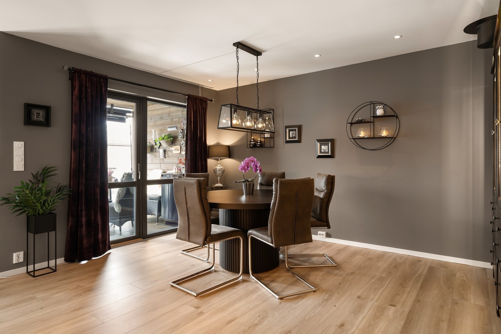 Det er utvendig solskjerming på et vindu i stuen. Galleribilde