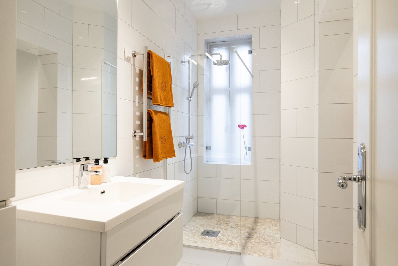 Pent, flislagt bad med downlights i himling og varme i gulv. Galleribilde