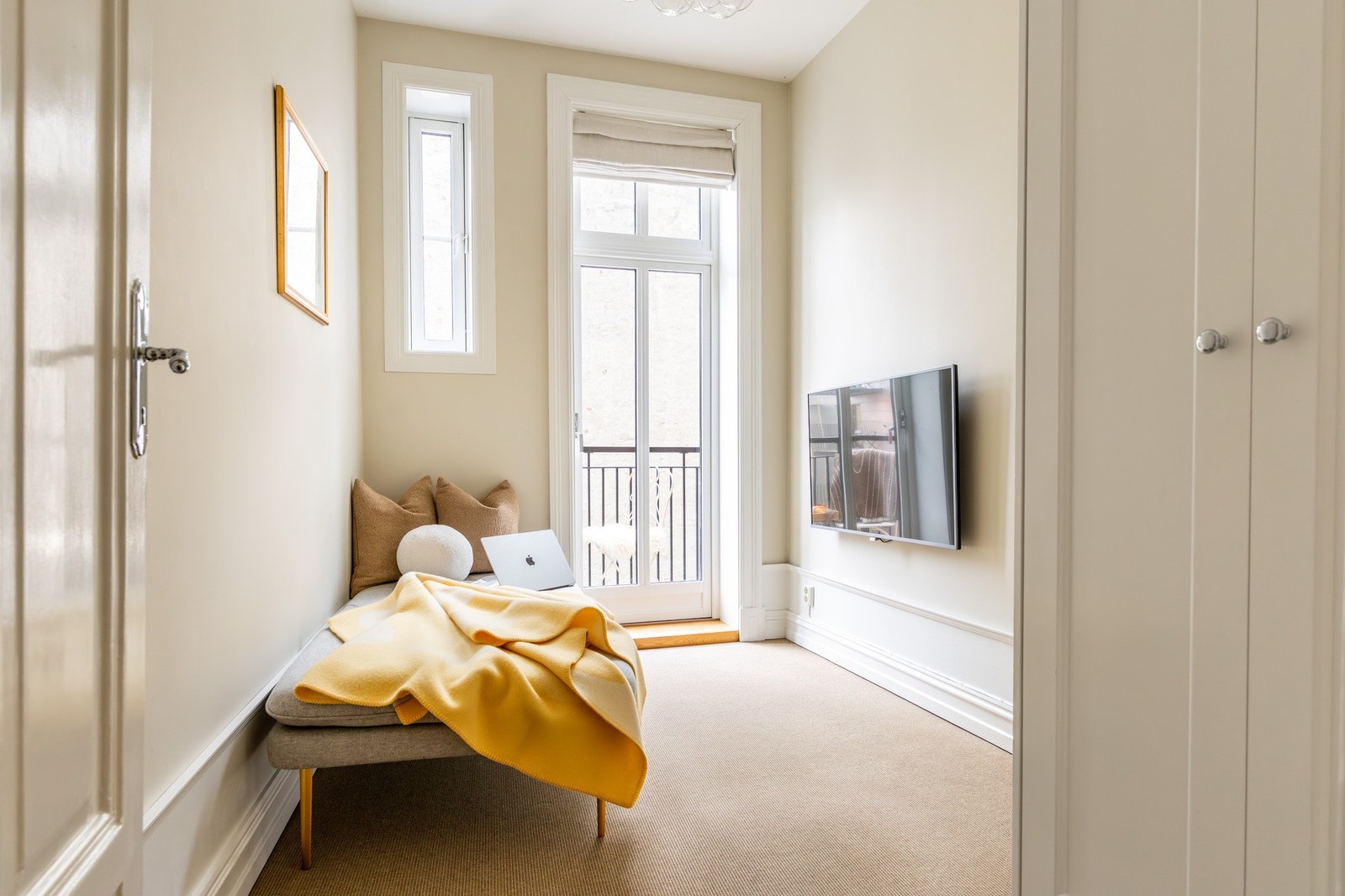 Soverom 2 er lyst og innbydende med plass til seng og garderobeskap. Galleribilde