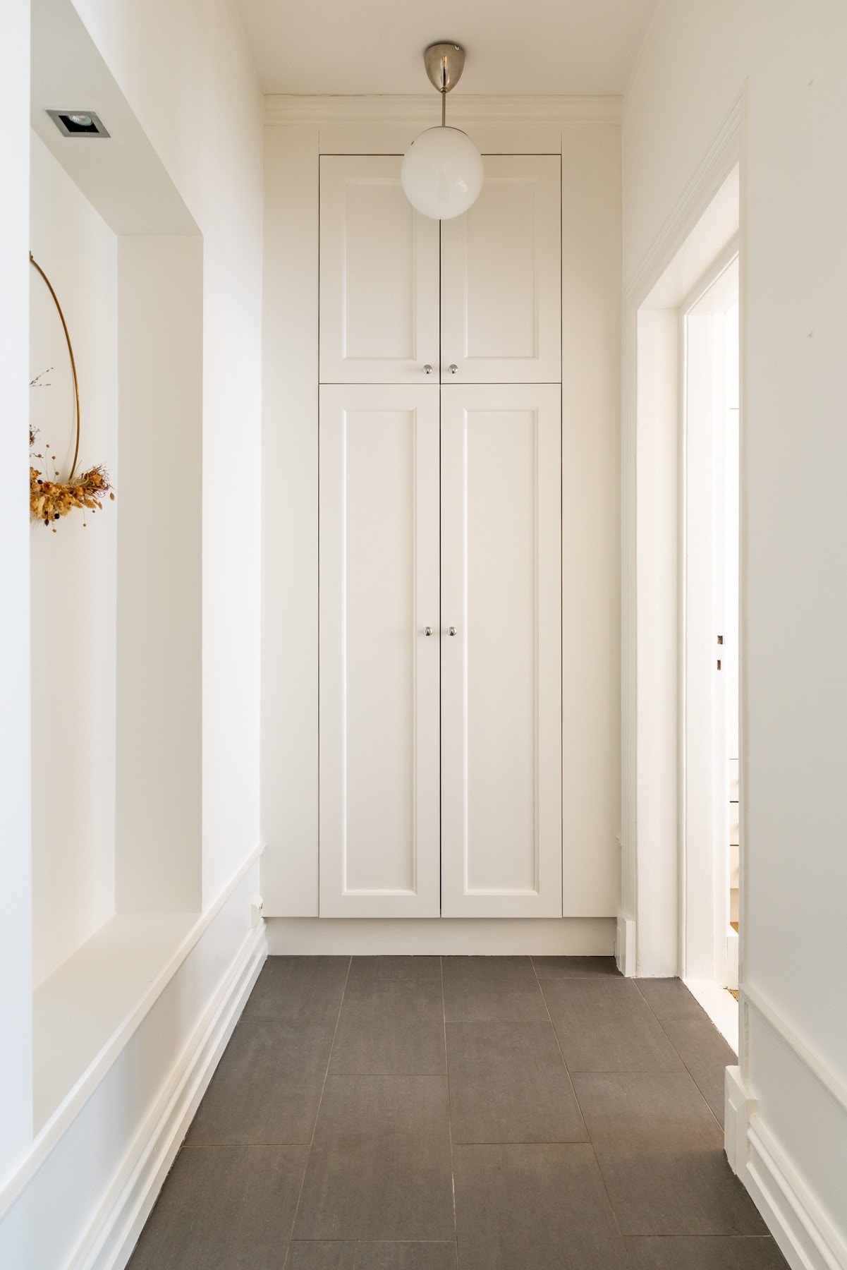 Leiligheten har påkostede, plassbygde garderobeskap fra Uvdal Snekkerverksted. Galleribilde