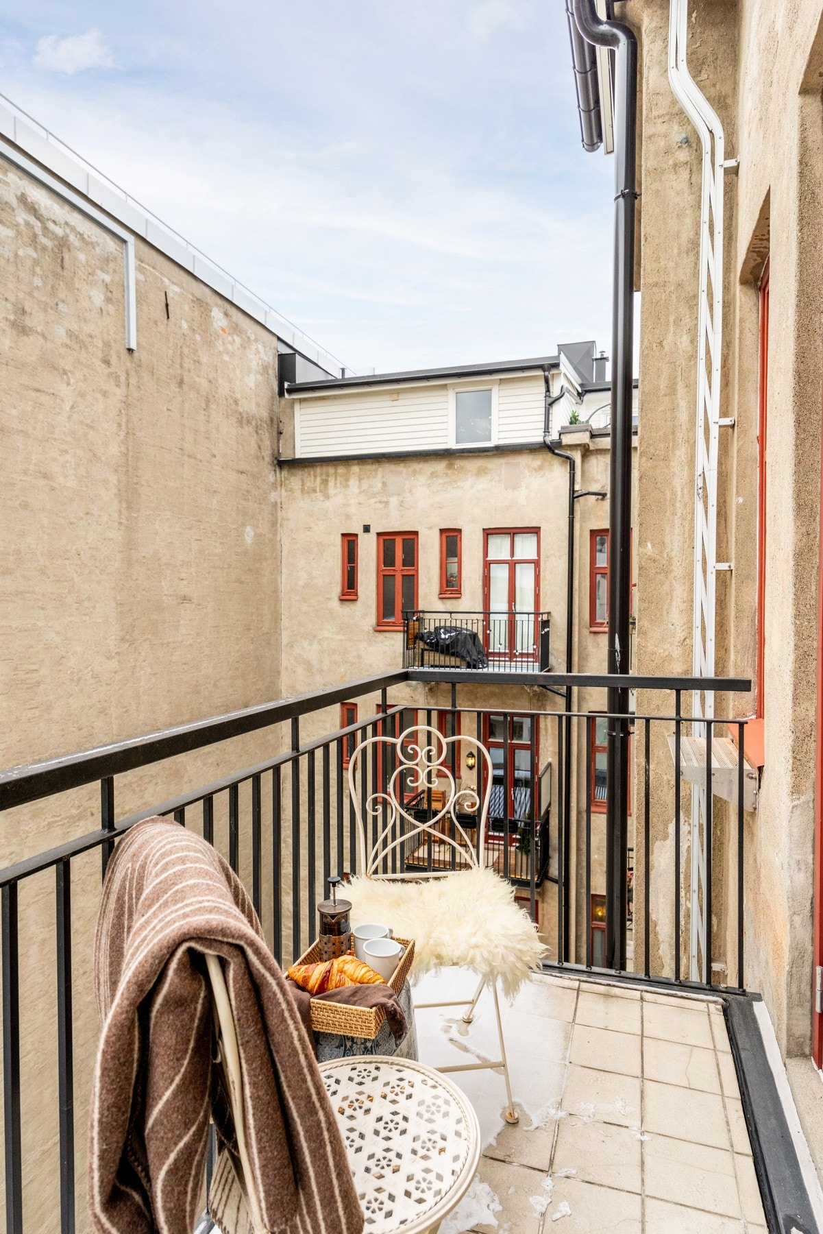 Balkongen har sol fra ca. kl. 09:30-19:00 på sommerstid. Galleribilde