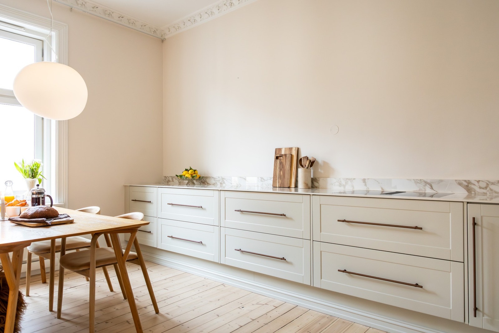 Integrerte hvitevarer: induksjonsplatetopp, stekeovn, oppvaskmaskin, kjøleskap og fryser. Galleribilde