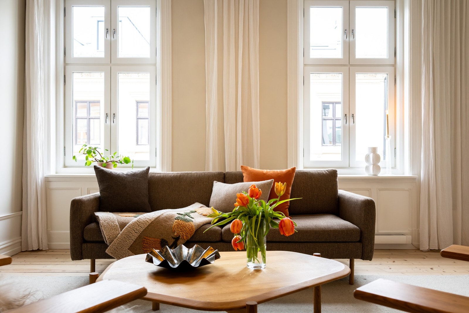 Leiligheten oppleves lys og luftig, med store vindusflater og generøs takhøyde på ca. 3 meter. Galleribilde