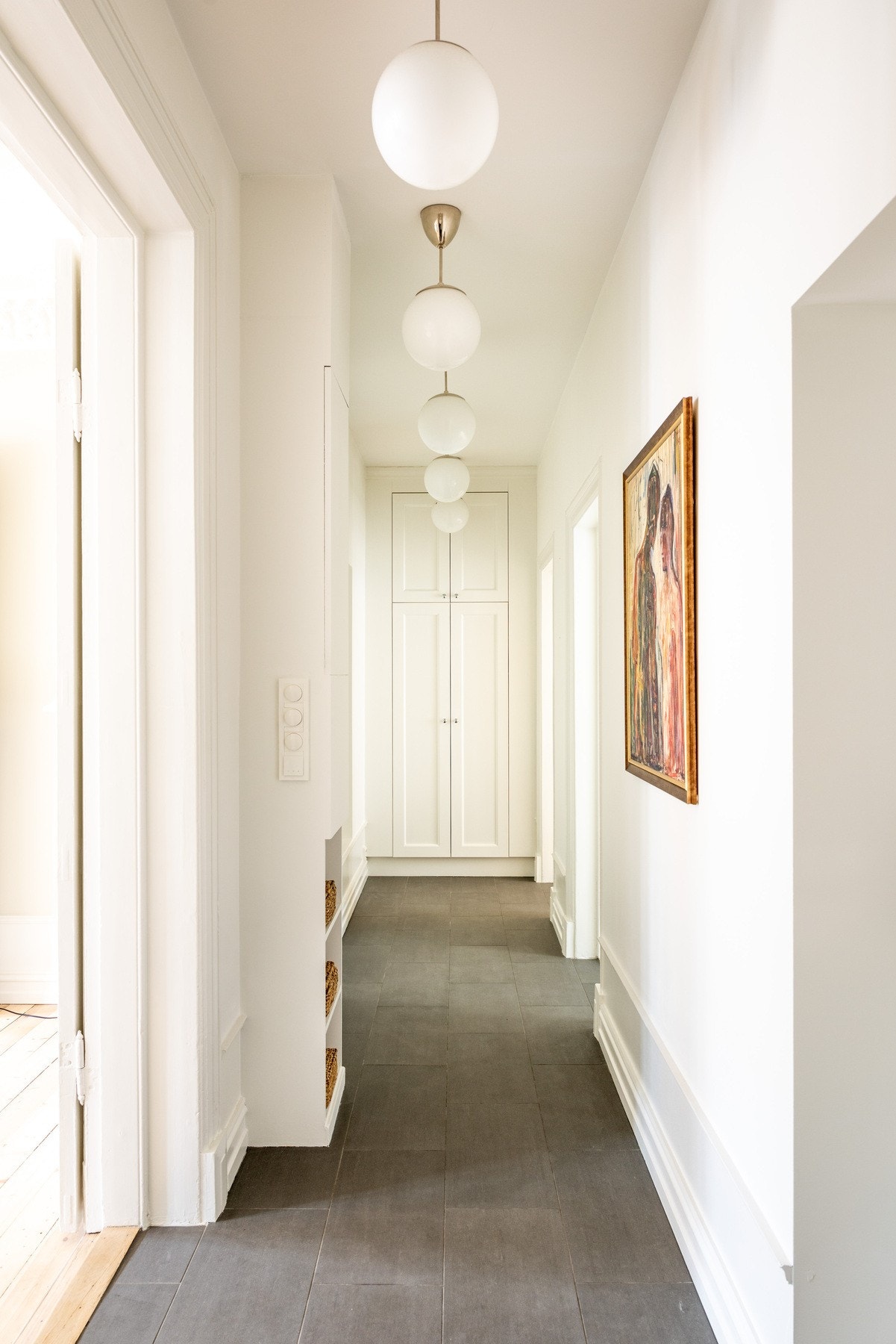 Lys og innbydende entré med dørcalling. Galleribilde