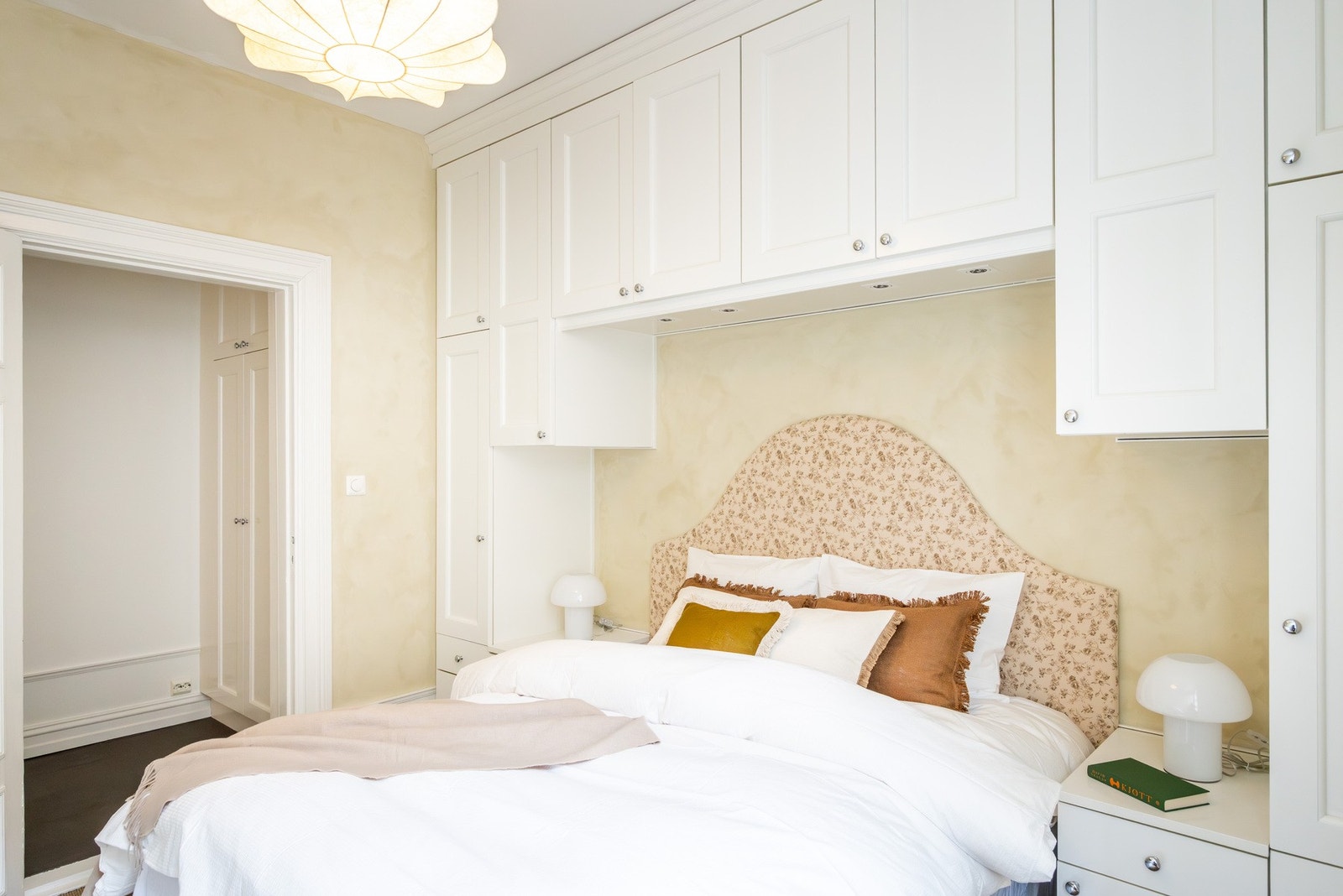 Rikelig med oppbevaringsplass i plassbygde garderobeskap. Galleribilde