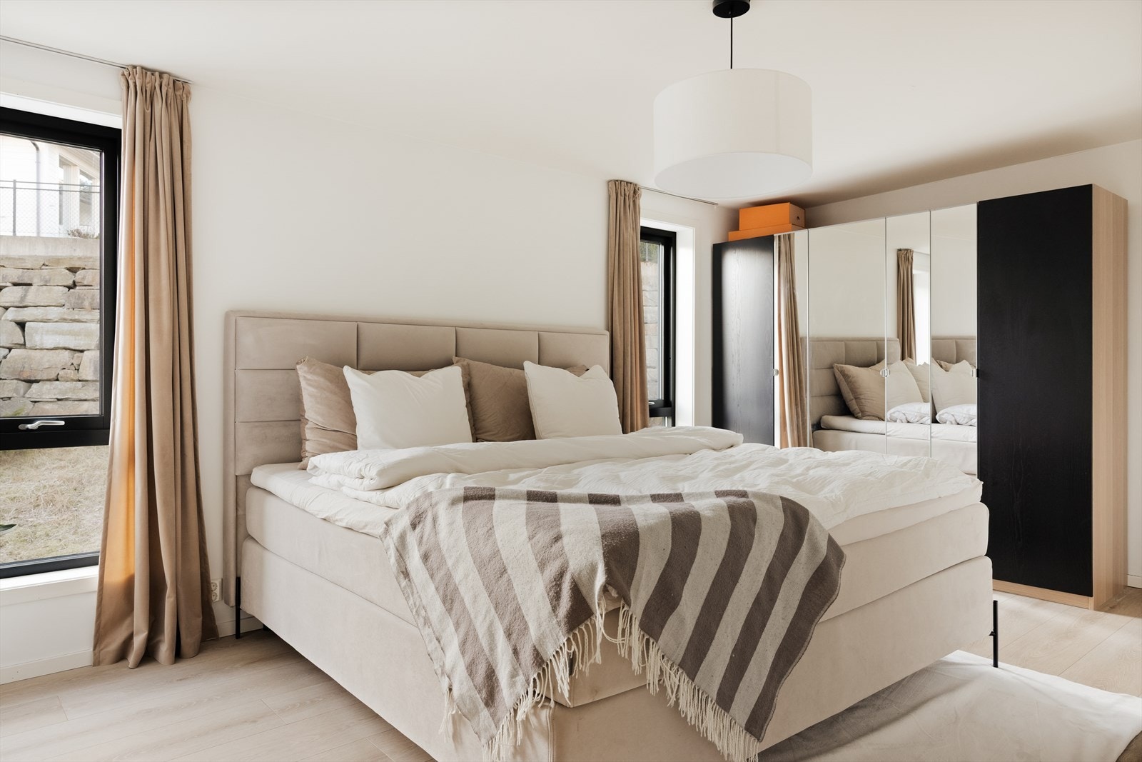 To av soverommene finner vi i boligens øverste etasje Galleribilde