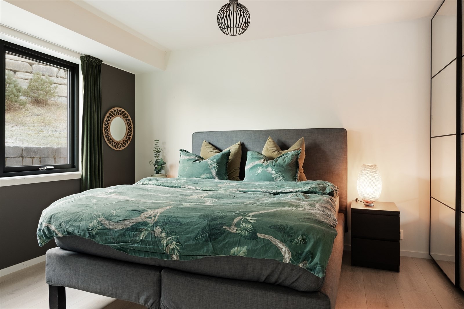 Soverommene er romslige og luftige, og kan enkelt innredes med seng, nattbord og kommode. Galleribilde