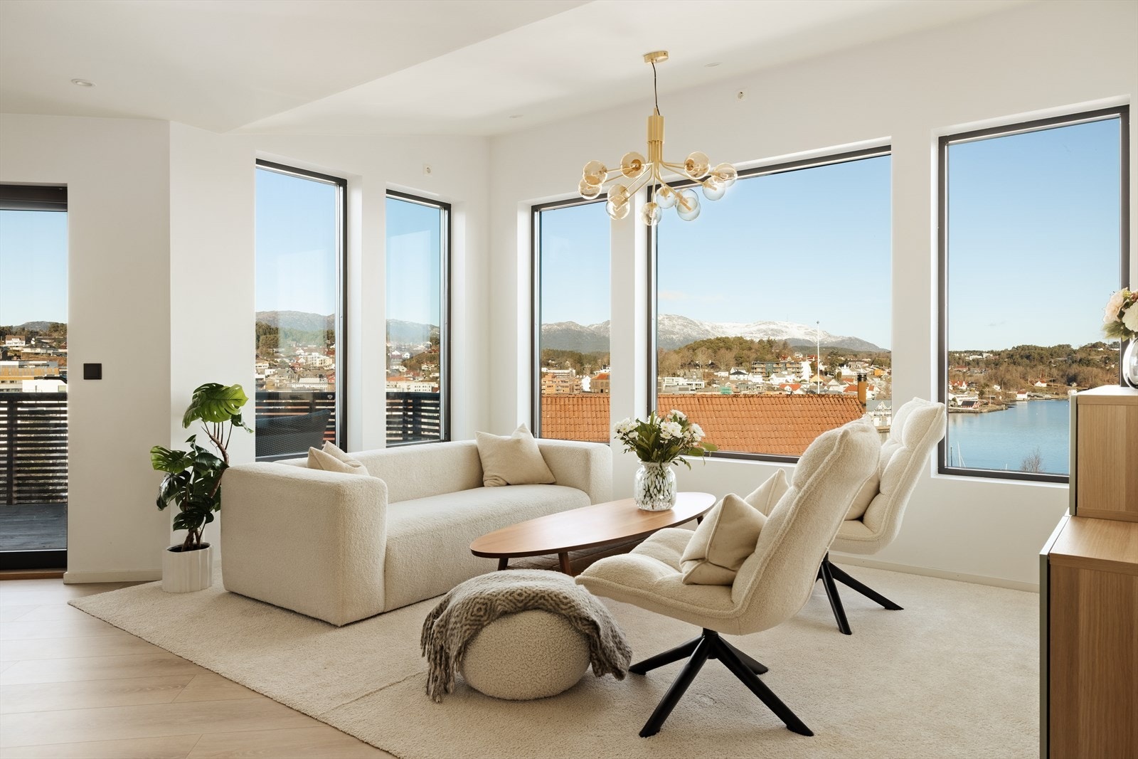 Legg merke til de store vindusflatene! Galleribilde