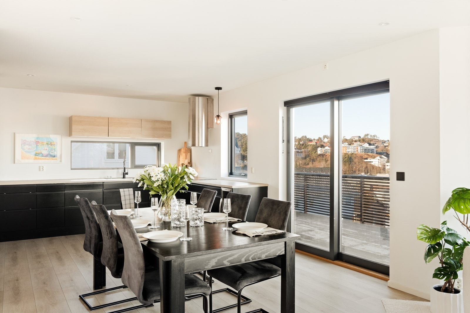 Kjøkkenet er romslig og har godt med både skap- og benkeplass Galleribilde