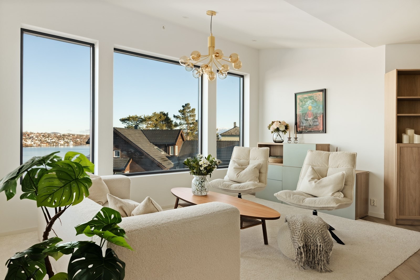 Her er det rikelig med naturlig lysinnslipp fra store vindusflater Galleribilde