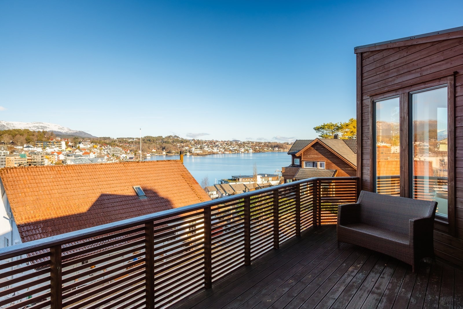 Her får man bl.a. to balkonger hvor man kan nyte kveldssolen med panoramautsikt! Galleribilde