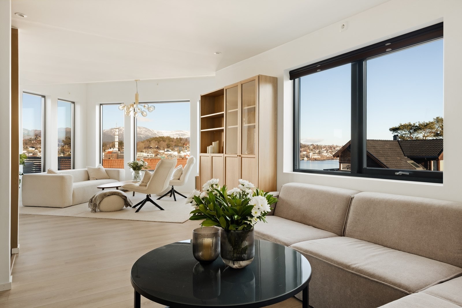 I stuen er det plass til flere sittegrupper Galleribilde