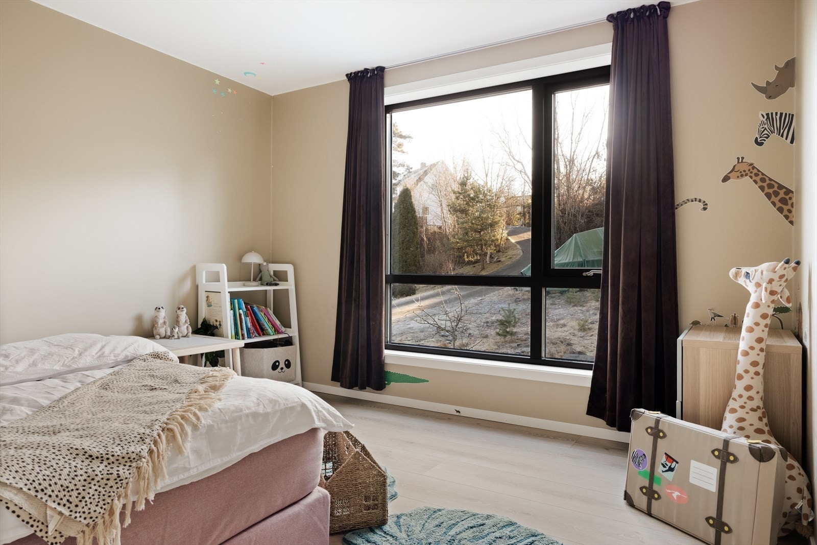 Det er også store vindusflater på soverommene Galleribilde